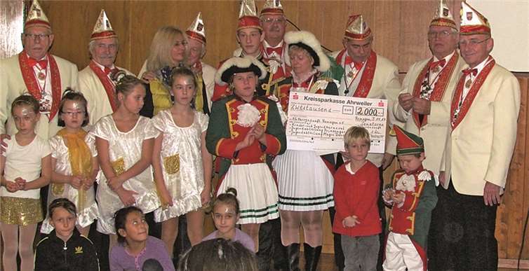 Die Senatoren überreichten am Ordensfest eine Spende über 2.000 Euro an den Kinder- und Jugendkarneval. privat