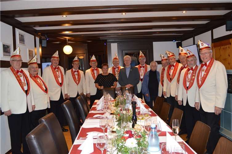 Die Senatoren um Senatspräsidenten Hermann Efferz trafen sich zur traditionellen Senats-Weinprobe.Foto: AB