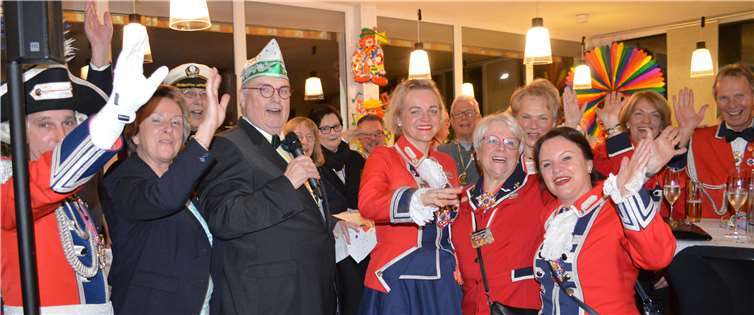 Die Senatoren um Senatspräsidenten Hermann-Josef Jahn und Vizepräsidentin Helga Schäfer mit den Gästen. Foto: AB