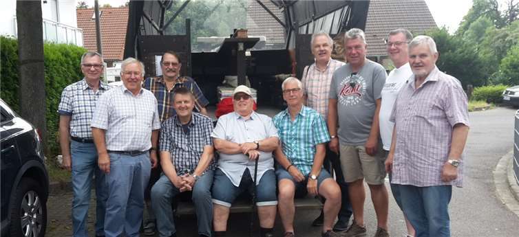 Die Senatoren vor dem Planwagen.Foto: privat