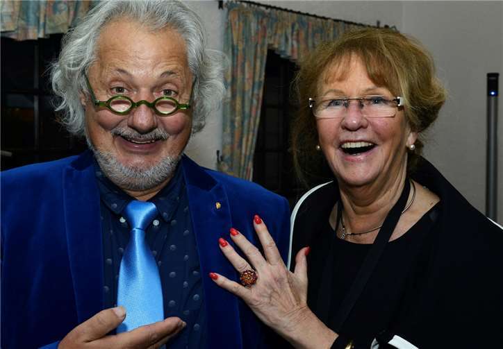 Die Seniorchefin von BECKER Hörakustik Brigitte Hilgert-Becker ehrte Konrad Beikircher mit dem Goldenen Ohr.