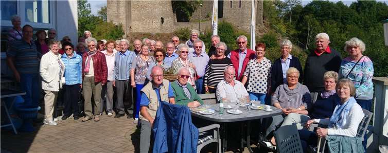 Die Senioren-Union Andernach vor der Kasselburg bei Gerolstein. Foto: Senioren-Union