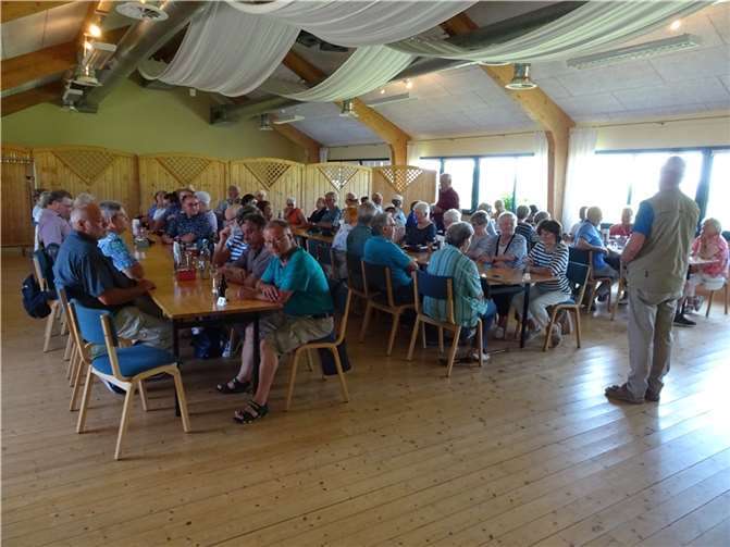 Die Senioren-Union des Gemeindeverbandes Mendig bei ihrer Rast am Bahnhof in Engeln.  Foto: privat