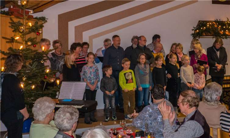 Die Senioren applaudieren den Hümmericher Kindern und den weiteren Beteiligten.privat