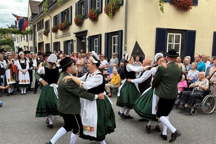 Die Senioren aus Haus im Rebenhang genießen den Festumzug in Winningen.