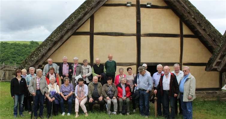 Die Senioren aus Macken besichtigten eine Keltensiedlung.Privat