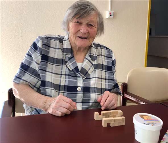 Die Senioren bauten neugierig und fleißig drauf los, bis das Ergebnis stimmte. Foto: privat