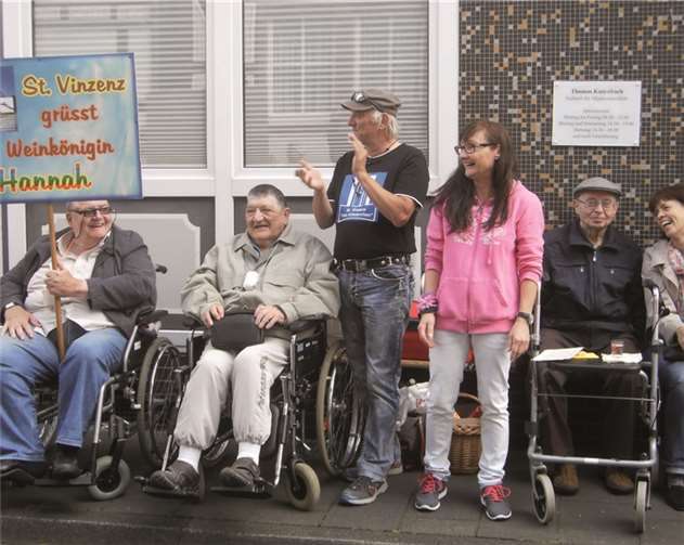 Die Senioren begrüßten Weinkönigin Hannah während des Weinumzuges. privat