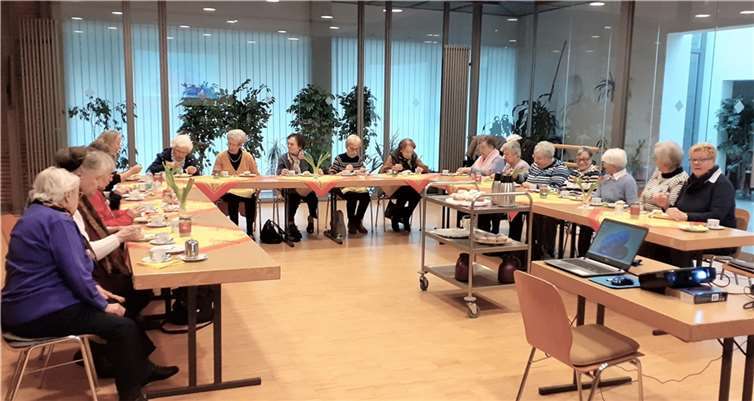 Die Senioren beim gemeinsamen Kaffee im Pfarrsaal von St. Peter. Foto: privat