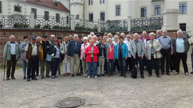 Die Senioren der IG Metall vor dem Schloss in Boitzenburg.privat