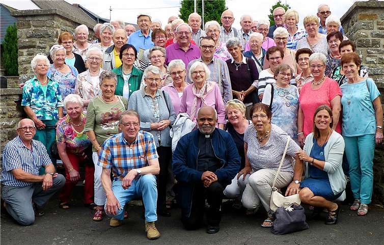 Die Senioren der Pfarrgemeinde Dieblich zusammen mit Pater Mathew in Barweiler.  privat