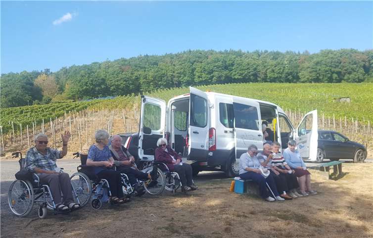 Die Senioren der Villa Romantica genossen den Spätsommernachmittag mit einem Picknick in den Weinbergen. privat