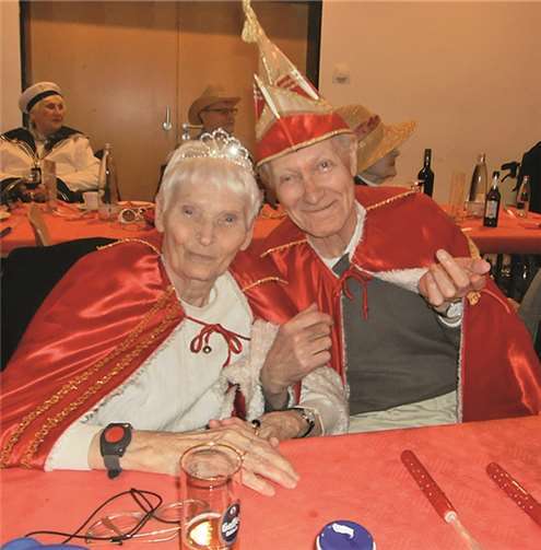 Die Senioren des Altenheims St. Vinzenz verbrachten einen karnevalistischen Nachmittag bei der Seniorensitzung in der Festhalle in Heimersheim. Privat