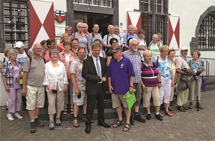 Die Senioren des Eifelvereins Brühl ließen sich von Stadtmanager Thomas Herschbach (8.v.r.) und dem Vorsitzenden des Eifelvereins Linz, Heinrich Malcher, (6.v.r.) die Stadt Linz näher bringen.privat
