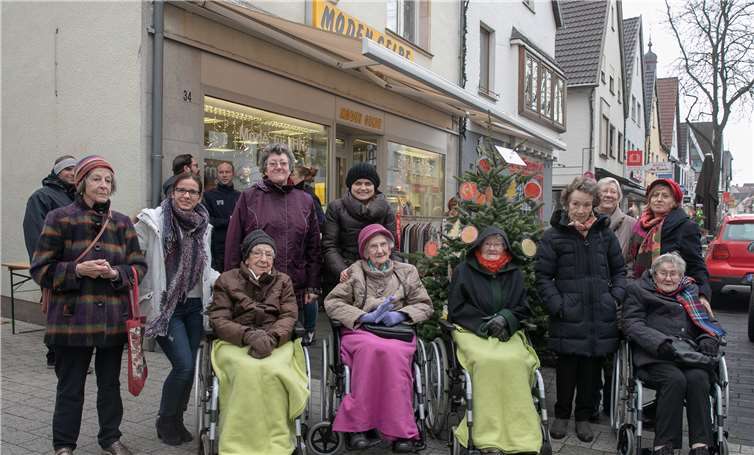 Die Senioren des Marienheims in Rheinbach hatten es sich auch nicht nehmen lassen, für die Verschönerung der Rheinbacher Weihnachtsbäume zu sorgen.
