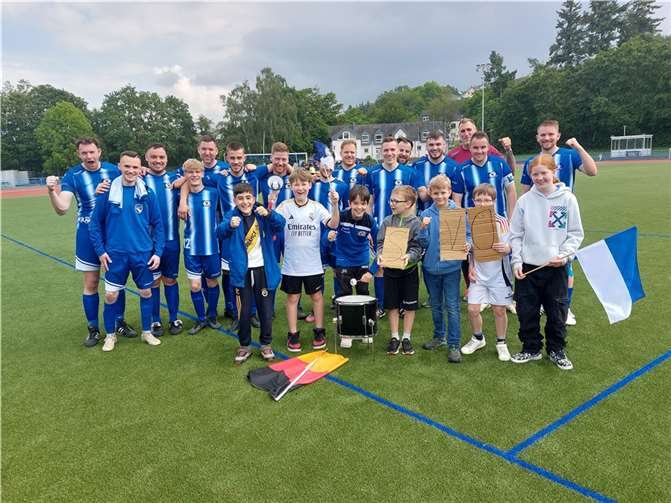 Die Senioren des SV Ochtendung werden neuerdings von einer Fangruppe unterstützt. Sie präsentierten sich nach dem letzten Heimspiel der Saison 2023/24 gemeinsam zum Foto.  Foto: SV Ochtendung