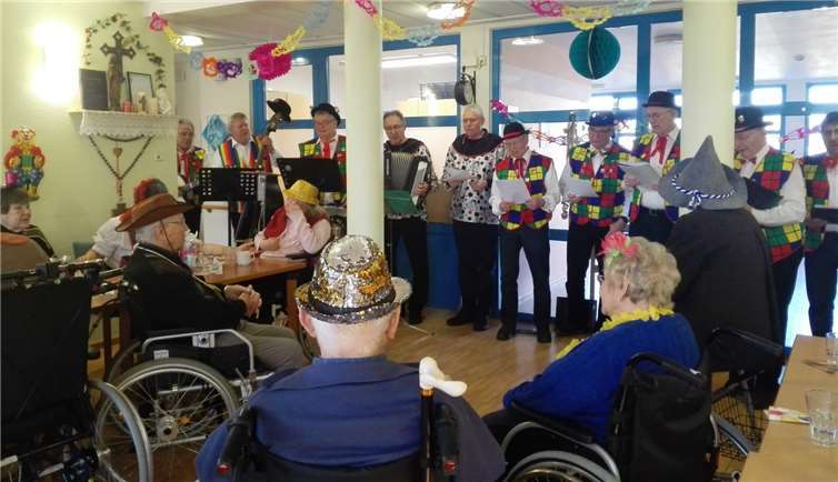 Die Senioren des Seniorenzentrums „Maria vom Siege“ verbrachten einen kurzweiligen karnevalistischen Nachmittag. Fotos: privat