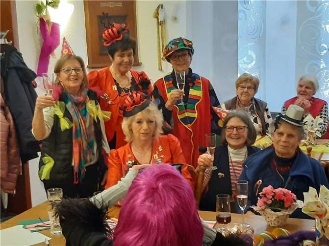 Die Senioren freuten sich sehr über die Auftritte der Minigarde des WCV und des Funkemariechens Lena und über den Besuch der Winninger Möhnen Helga und Tina die für gute Stimmung sorgten. Foto: privat