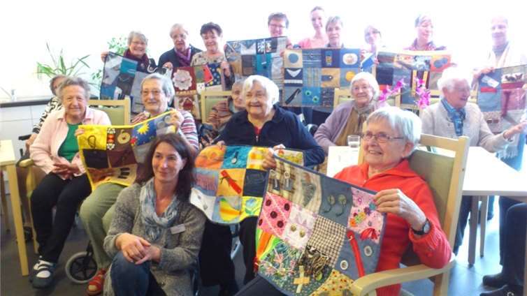 Die Senioren freuten sich sehr über die selbstgefertigten Deckchen. privat