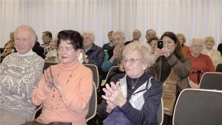 Die Senioren freuten sich über den Besuch der Kinder.
