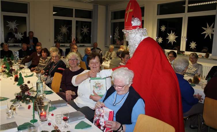 Die Senioren freuten sich über die Gaben vom "heiligen Mann". DU