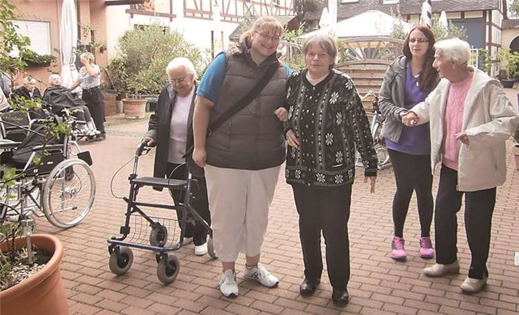 Die Senioren genossen die Ausflugsfahrt zum Beuler Hof bei spätsommerlichen Temperaturen. privat