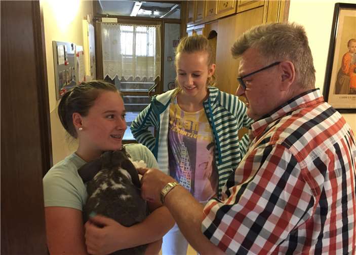 Die Senioren genossen die Wärme und Geborgenheit, die das Kaninchen ´Gandalf´ ausstrahlte.privat