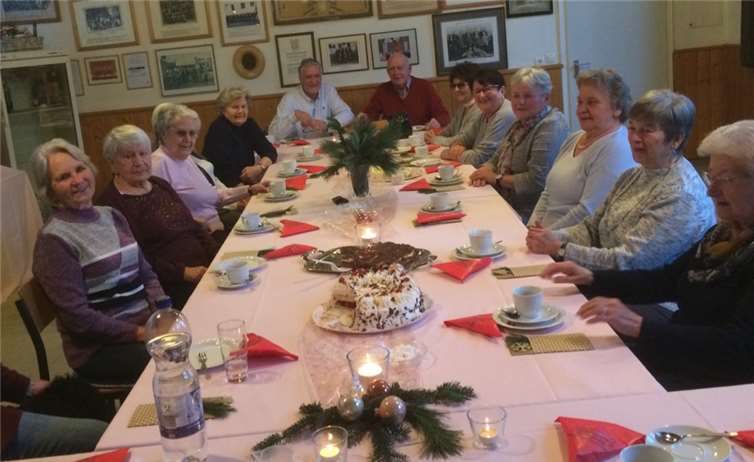 Die Senioren genossen die leckeren, selbstgebackenen Kuchen. Foto: privat