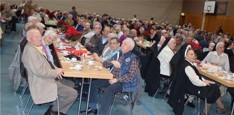 Die Senioren genossen rund drei Stunden Unterhaltung und geselliges Beisammensein bei Kaffee, Kuchen und einem Gläschen Wein. AB