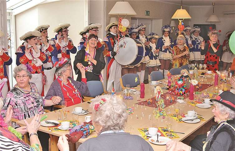 Die Senioren im betreuten Wohnen „Weißes Ross“ schunkelten zur Karnevalsmusik der Bad Breisiger Jecken.Thorsten Trütgen