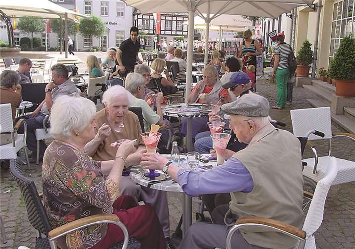 Die Senioren in der Eisdiele in Ahrweiler. privat
