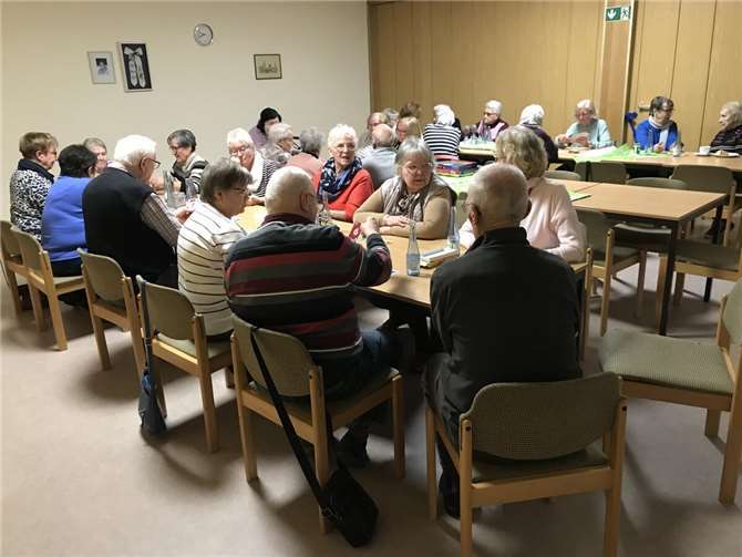 Die Senioren: innen bei Spiel und Schwatz im „Missemer“ Pfarrheim.  Foto: Manni Puth