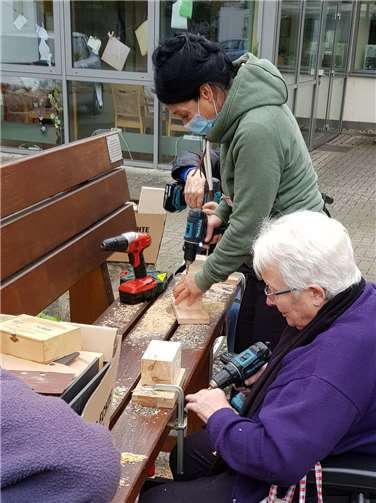 Die Senioren konnten im Rahmen einer Arbeitsgemeinschaft mit an den Insektenhotels arbeiten.