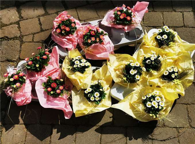 Die Senioren konnten sich über blumige Aufmerksamkeiten freuen. Foto: privat