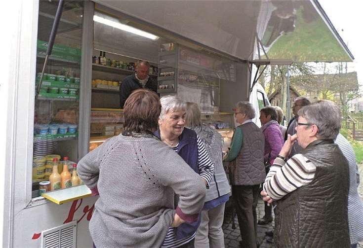 Die Senioren konnten sich von dem reichhaltigen Warenangebot überzeugen.privat