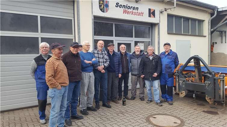 Die Senioren mit ihrem Werkstatt-Leiter Wolfgang Kütscher, waren sehr erfreut über die gelungene Überraschung von Hermann Kleber und versprachen, sich auch im Neuen Jahr mit Tatkraft und Engagement für die Allgemeinheit einzusetzen. Foto: privat