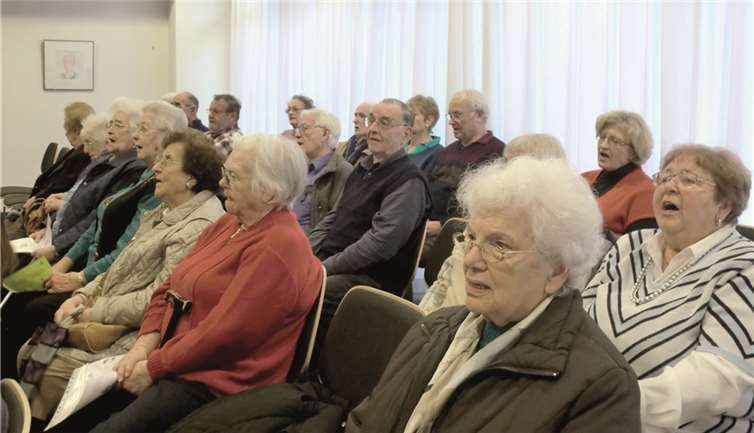 Die Senioren sangen gemeinsam mit den Kindern Weihnachtslieder.