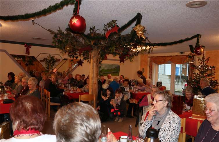 Die Senioren saßen im festlich dekoriertenSaal des Schützenhauses zusammen.
