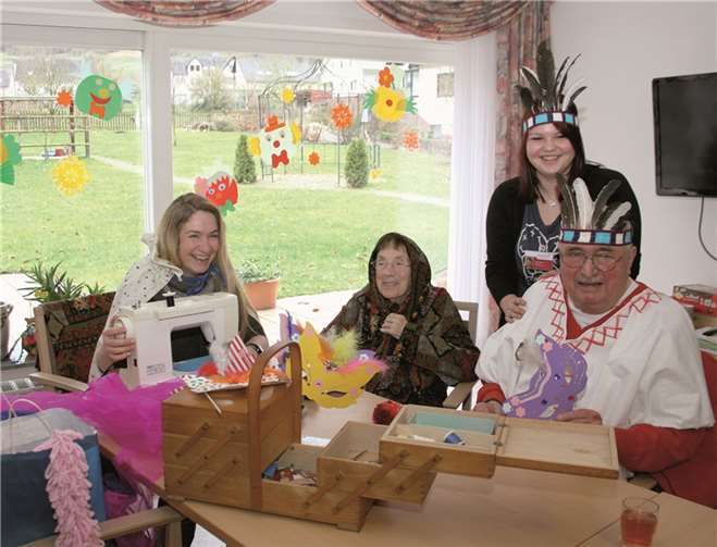 Die Senioren schneidern und basteln seit Tagen zusammen mit den Betreuerinnen an ihren Kostümen. privat
