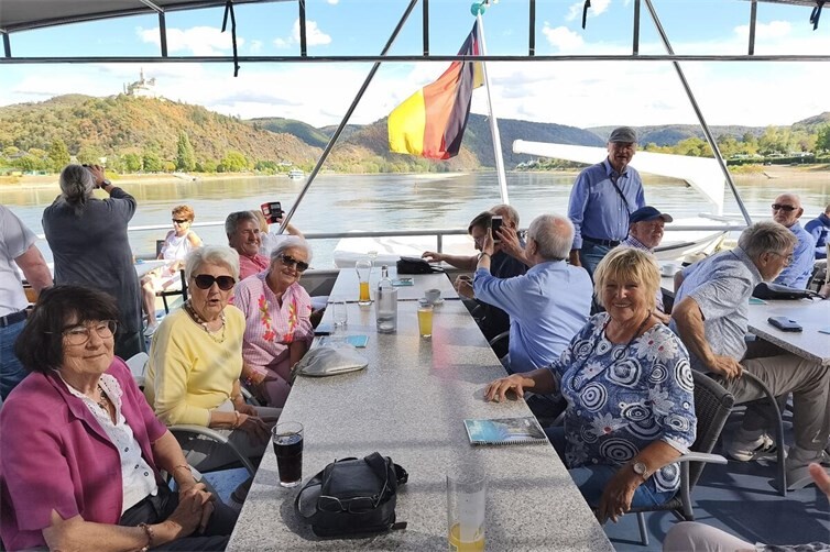 Die Senioren sind begeistert von der Burgenrundfahrt auf dem Rhein
