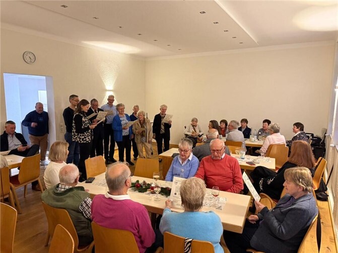 Die Senioren singen gemeinsam mit dem gemischten Chor Weihnachtslieder.  Foto: privat