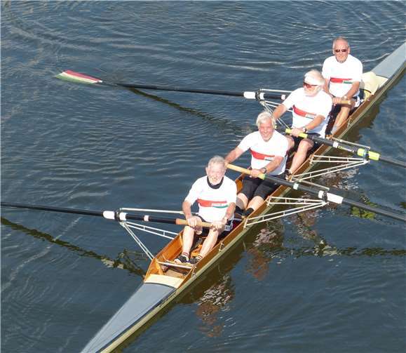 Die Senioren trainieren wie gewohnt zwei Mal wöchentlich im ungesteuerten Rennvierer auf dem Rhein und im Neuwieder Yachthafen.Foto: Privat