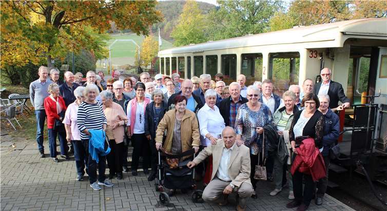 Die Senioren und Seniorinnen vor dem Vulkan-Express.privat