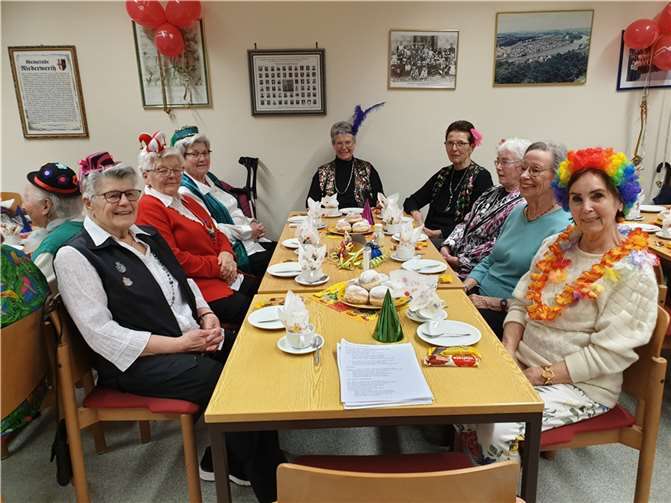 Die Senioren und Seniorinnen warten gespannt auf das bunte Programm.