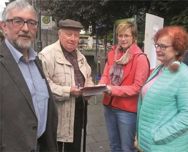 Die Senioren unterzeichneten den Aufruf der Streikenden (v.l.n.r.): Karl-Rudolf Goergen, Willi Böhm, Eva Ferber und Hedi Schenk.privat