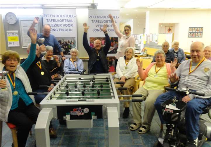 Die Senioren von St. Stephan hatten viel Spaß und präsentieren stolz ihren Pokal und ihre Medaillen.