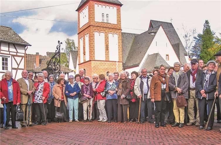 Die Senioren vor der Marienwallfahrtskirche St. Johann Baptist in Bruchhausen. privat