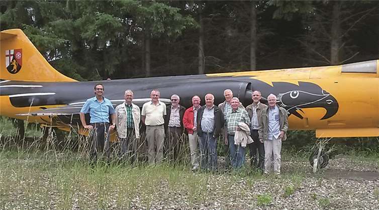 Seniorenwerkstatt Thür besucht den Flugplatz Büschel Die Senioren vor einem ausgemusterten Starfighter.