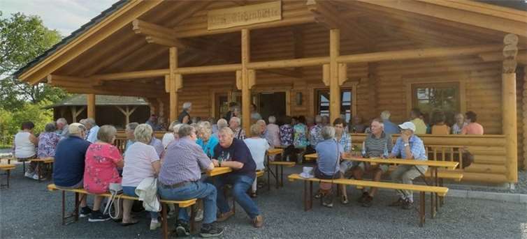 Die Senioren waren begeistert von der neuen Grillhütte. Foto: privat