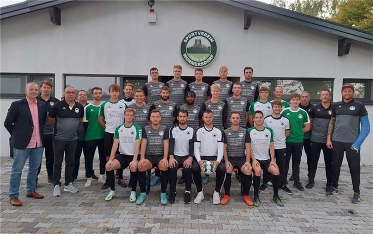 Die Seniorenabteilung des SV Wormersdorf 1946 e.V. freut sich über zwei Trikotsätze, einen Satz Poloshirts und zwei Sätze Trainingsshirts. Foto: privat